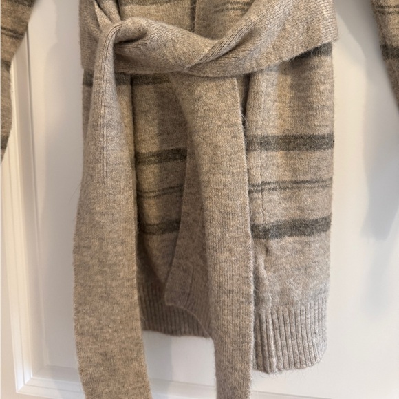 Stripped tan and green sweater with tie front - Picture 4 of 5